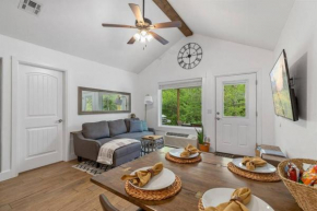 Cozy Cottage • 2 King Beds • Grove • Kayaks • Washer/Dryer
